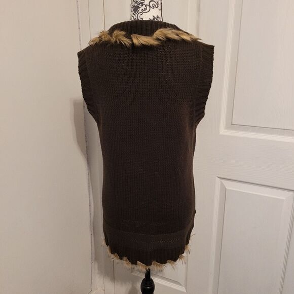 NY knits Faux fur trimmed open front sleeveless cardigan - Picture 3 of 7